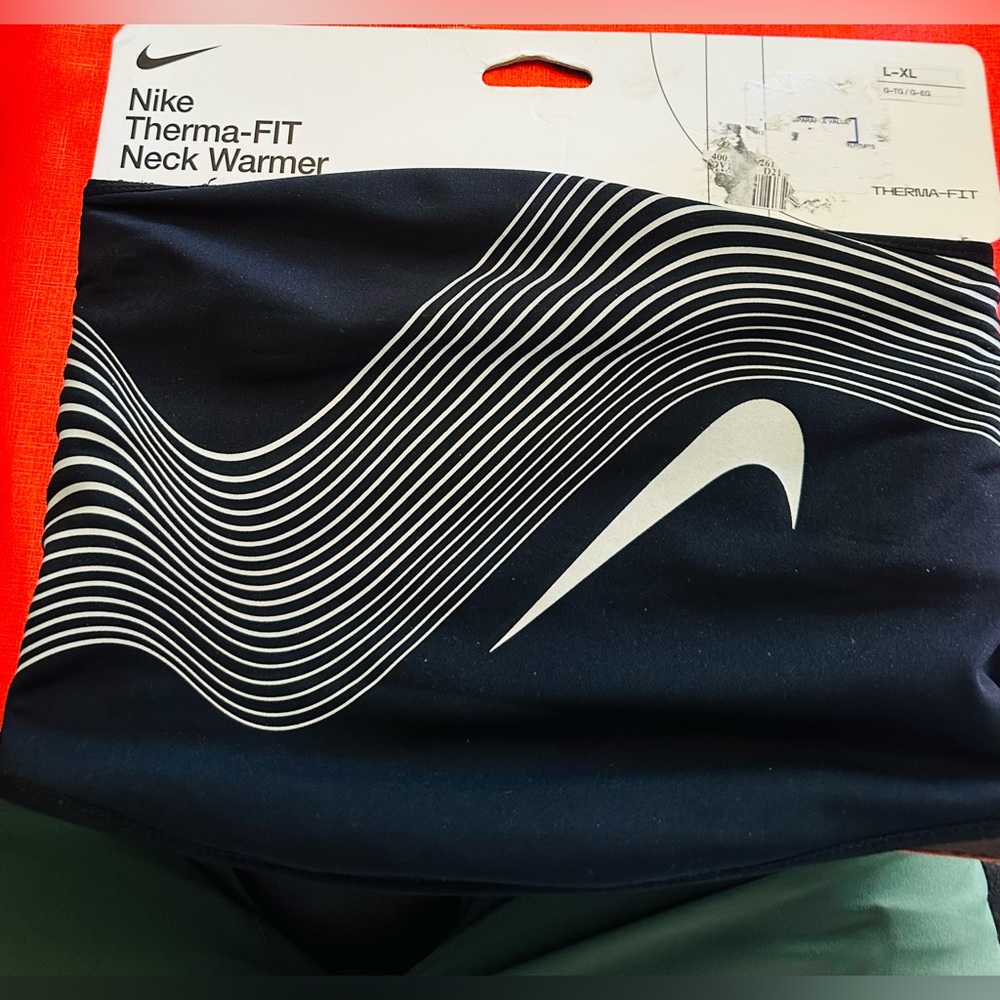 Nike Therma Fit Neck Warmer- Black w/ white swoosh NWT